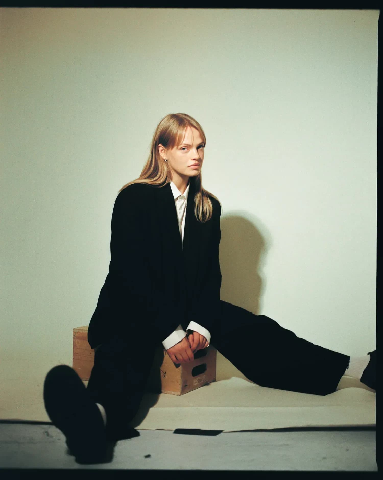 Sally siddende ben